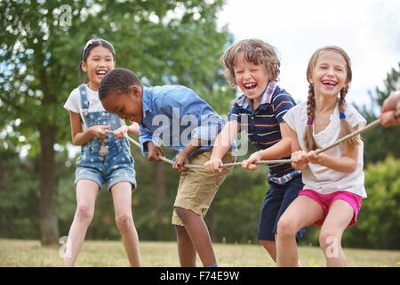 Enfants jouant à la corde dans le parc Banque D'Images