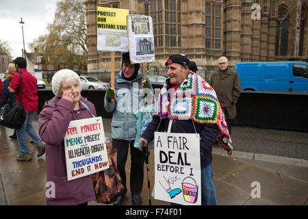 Londres, Royaume-Uni. 25Th Nov, 2015. Des militants d'Action contre la pauvreté de carburant entrer au Parlement à se réchauffer dans le cadre d'une manifestation programmée pour coïncider avec l'annonce de la mort de l'hiver de l'an dernier et sans frais l'automne du Chancelier Déclaration. Credit : Mark Kerrison/Alamy Live News Banque D'Images