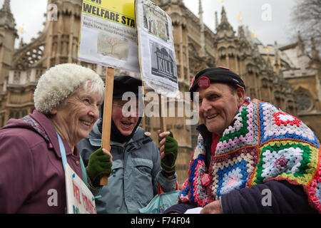 Londres, Royaume-Uni. 25Th Nov, 2015. Des militants d'Action contre la pauvreté de carburant entrer au Parlement à se réchauffer dans le cadre d'une manifestation programmée pour coïncider avec l'annonce de la mort de l'hiver de l'an dernier et sans frais l'automne du Chancelier Déclaration. Credit : Mark Kerrison/Alamy Live News Banque D'Images