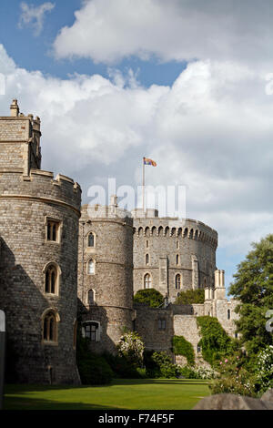 Le château de Windsor avec royal standard d'un drapeau qui flotte en haut du mât signifiant reine dans la résidence Banque D'Images