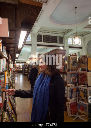 Un client parcourt les étagères au Munro's Books, un grand magasin de livres indépendants à Victoria, Colombie-Britannique, Canada. Banque D'Images