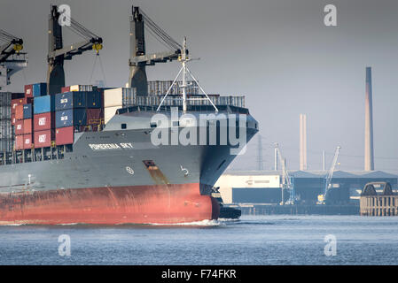 Le conteneur cargo, Pomerenia ciel comme elle quitte le port de Tilbury et cuit en aval sur la Tamise. Banque D'Images