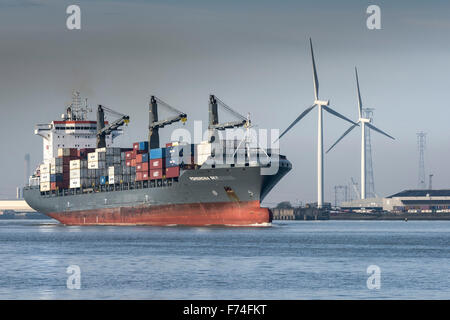 Le porte-conteneurs, Pomerenia quitte le ciel de Tilbury étoffé et cuit en aval sur la Tamise. Banque D'Images