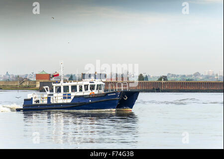 L'Autorité du Port de Londres, Southwark, bateau de patrouille en aval de la vapeur sur la Tamise. Banque D'Images