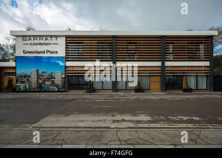 Londres, Royaume-Uni. 25 novembre, 2015. L'écart de la régénération. Logement en cours de régénération de Deptford, sud-est de Londres avec Barratt property developer mise montrer appartements en face de Pepys Crédit immobilier conseil : Guy Josse/Alamy Live News Banque D'Images