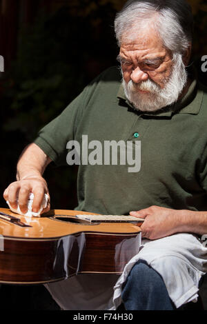 Luthier Sistos Pasaye polit un de ses produits à l'extérieur un atelier à Ivanjica, Michoacan, Mexique. Banque D'Images