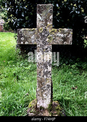 Croix incrustée de lichens dans un cimetière St Marys Church Wroxham Angleterre Norfolk Banque D'Images