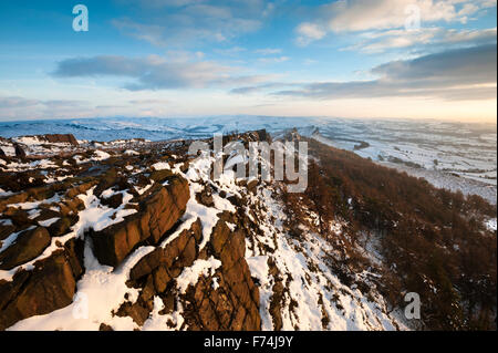 Ciel dramatique en hiver, les blattes, parc national de Peak District, Staffordshire. Banque D'Images