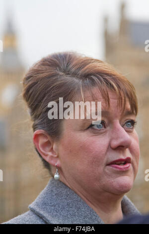 Westminster London,UK. 25 novembre 2015. Chef de Plaid Cymru Leanne bois donne sa réaction après le Chancelier George Osborne a présenté ses automne de l'examen des dépenses déclaration Crédit : amer ghazzal/Alamy Live News Banque D'Images