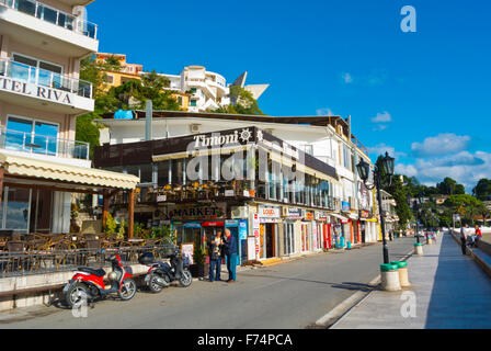 Street, en face de Mala plaza, le bord de l'eau avec petite plage, Ulcinj, Monténégro, Ulqin, Crna Gora, Europe Banque D'Images