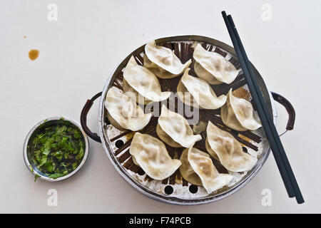 Boulettes à la vapeur typiques jiaozi, typique de la nourriture chinoise partout dans le pays Banque D'Images