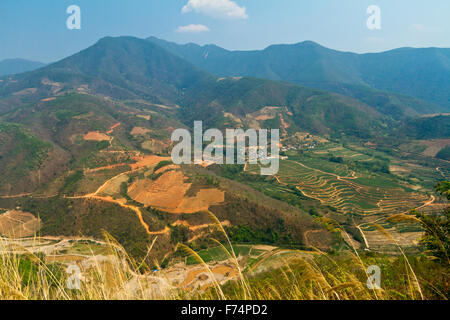 Écran haute vue de rizières et de montagnes dans la province de Yunnan, Chine Banque D'Images