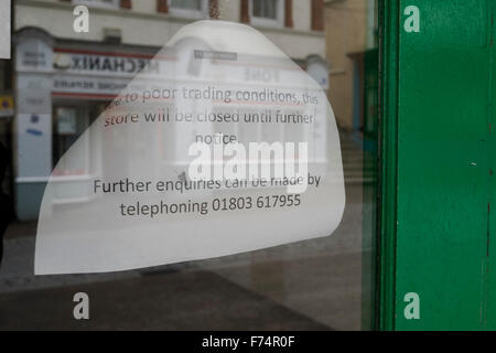 Inscrivez-vous posté par Frank H Mann annonçant la fermeture de leur magasin de vente au détail de fruits et légumes dans la région de Falmouth, Cornwall. Banque D'Images