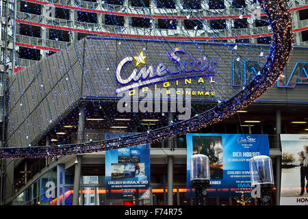 BERLIN, ALLEMAGNE, LE 24 DÉCEMBRE 2014 : illumination de Noël décorant le Sony Center à Berlin Banque D'Images