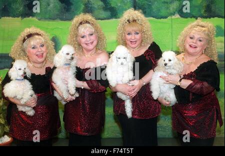 (Dossier) - Une archive photo datée du 31 janvier 2001, montre les membres du groupe Jacob Sœurs, (l-r) Johanna, Hannelore, Eva et Rosi, posant avec les chiens dans leurs bras flaque druing l'enregistrement d'une émission de télévision de musique à Leipzig, en Allemagne. Johanna Jacob est mort à 76. Photo : Thomas Schulze/dpa Banque D'Images