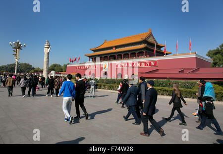 Les touristes à pied vers l'entrée de la Cité interdite à la porte Tiananmen à Beijing, Chine. Banque D'Images