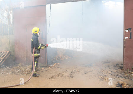 Fareham, Hampshire, Royaume-Uni. 25 novembre, 2015. Les équipes de pompiers de Fareham, Gosport et Hightown ont été appelés à un barn farm dans Brownwich Titchfield Lane en cet après-midi. Hampshire Fire and Rescue Service Watch Manager Ian Cambridge de Fareham dit 'Quand le premier équipage est allé(e) à la grange était bien allumée.' puis il a poursuivi en saluant les efforts de l'équipage et le dur travail qu'ils ont mis en pour arrêter l'incendie de se propager à d'autres deux granges attenantes. Un porteur d'eau a dû être appelé en raison du peu d'approvisionnement en eau dans la région. Credit : uknip/Alamy Live News Banque D'Images