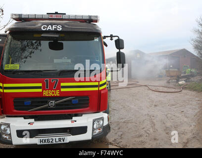 Fareham, Hampshire, Royaume-Uni. 25 novembre, 2015. Les équipes de pompiers de Fareham, Gosport et Hightown ont été appelés à un barn farm dans Brownwich Titchfield Lane en cet après-midi. Hampshire Fire and Rescue Service Watch Manager Ian Cambridge de Fareham dit 'Quand le premier équipage est allé(e) à la grange était bien allumée.' puis il a poursuivi en saluant les efforts de l'équipage et le dur travail qu'ils ont mis en pour arrêter l'incendie de se propager à d'autres deux granges attenantes. Un porteur d'eau a dû être appelé en raison du peu d'approvisionnement en eau dans la région. Credit : uknip/Alamy Live News Banque D'Images