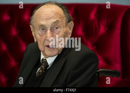 Munich, Allemagne. 25Th Nov, 2015. L'ancien ministre allemand des affaires étrangères Hans-Dietrich Genscher arrive à la cérémonie de remise des prix de l'Querdenker Award au monde de BMW à Munich, Allemagne, 25 novembre 2015. Genscher sera présenté avec un prix d'honneur. Photo : SVEN HOPPE/dpa/Alamy Live News Banque D'Images