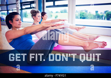 Image composite de la femme faisant voile posent en yoga class Banque D'Images