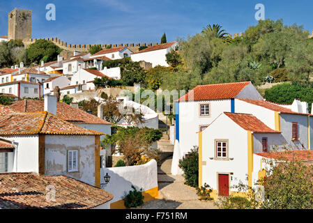 Portugal : village historique et le château d'Óbidos Banque D'Images