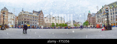 Vue panoramique sur la place du Dam avec une première neige, Amsterdam, Pays-Bas, Europe Banque D'Images