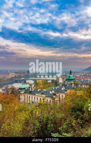 Prague et la Vltava de colline Letna - vue romantique après le coucher du soleil brumeux - capitale européenne de la République tchèque de bohême Banque D'Images