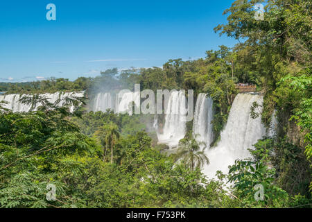 Vue aérienne spectaculaire de l'tourstic road de l'une des chutes d'Iguazu à la frontière du parc argentin. Banque D'Images