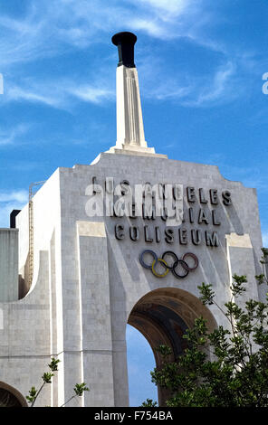 Le Los Angeles Memorial Coliseum est une vénérable stade de sports de plein air dans le sud de la Californie, aux États-Unis, qui a accueilli les Jeux Olympiques d'été de 1932 et 1984. Jamais depuis son ouverture en 1923, il a été l'accueil de l'Office de l'USC Trojans, l'équipe de football de l'Université de Californie du Sud. L'impressionnante entrée principale dans le Colisée est à la une arcade affichant le symbole olympique des cinq anneaux interconnectés et la flamme olympique qui s'enflamme pour les événements spéciaux. Le stade peut contenir plus de 93 000 spectateurs et a été proposé pour accueillir les Jeux Olympiques d'été de nouveau en 2024. Banque D'Images