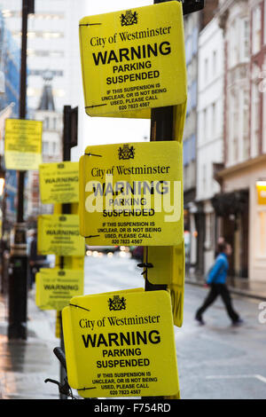 City of westminster avertissements, suspension de parking parking pour un événement à St Martin's Lane, London, England, United Kingdom Banque D'Images