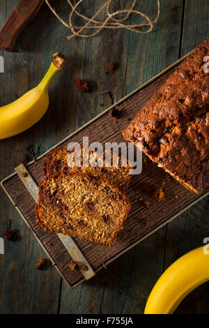 Pain aux bananes et aux grains de chocolat fait maison couper en tranches Banque D'Images