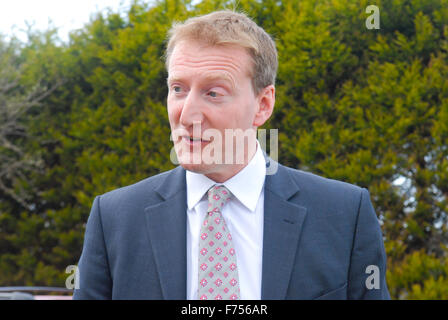 Tavish Scott MSP, leader du Parti libéral démocrate écossais, des campagnes à l'extérieur d'un poste de police à Aberdeen, en Écosse. Banque D'Images