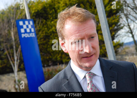 Tavish Scott MSP, leader du Parti libéral démocrate écossais, des campagnes à l'extérieur d'un poste de police à Aberdeen, en Écosse. Banque D'Images