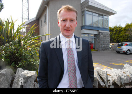 Tavish Scott MSP, leader du Parti libéral démocrate écossais, des campagnes à l'extérieur d'un poste de police à Aberdeen, en Écosse. Banque D'Images