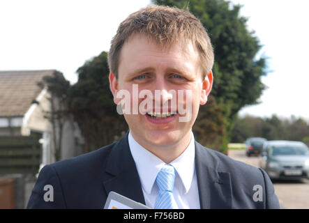 John Sleigh, candidat du Parti libéral démocrate écossais, des campagnes à l'extérieur d'un poste de police à Aberdeen, en Écosse. Banque D'Images