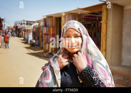 Egypte - Village nubien près d'Assouan, portrait de la jeune femme nubienne dans la rue Banque D'Images