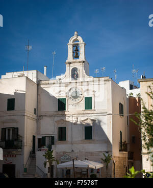 Polignano A Mare, station côtière dans les Pouilles en Italie Banque D'Images