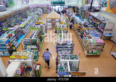 Animaux domestiques à la maison magasin ou boutique à Blackpool plancher intérieur de l'espace au-dessus de regarder sur bombardement UK Grande-bretagne unité britannique Banque D'Images