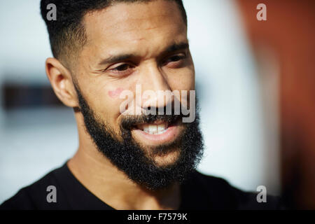 Manchester City et le joueur de soccer football national français Gael Clichy barbe asiatique joue face cicatrice parler headshot sportsman Banque D'Images