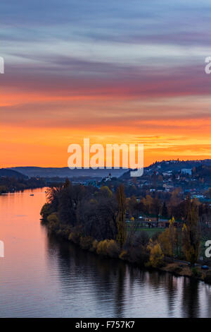 Vue de la nuit de marina situé derrière le château de Vysehrad à Prague Banque D'Images