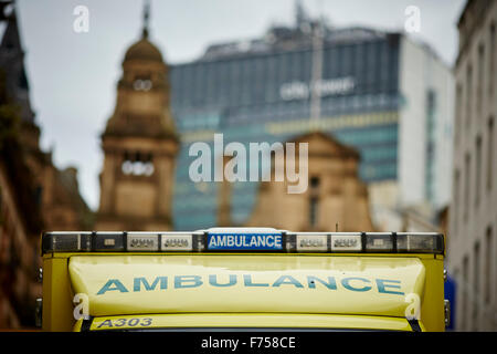 Manchester, rue King une ambulance stationnée dans la ville. ambulancier paramédics de soins infirmiers d'urgence de l'hôpital van NHS traitemen Banque D'Images