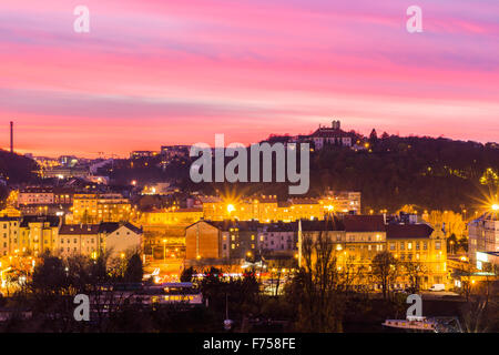 Vue de la nuit de marina situé derrière le château de Vysehrad à Prague Banque D'Images