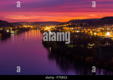 Vue de la nuit de marina situé derrière le château de Vysehrad à Prague Banque D'Images