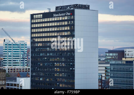 Manchester skyline montrant les toits et bibliothèque centrale et l'extension de l'hôtel de ville entrée principale de la tour de pierre Colomb t Banque D'Images