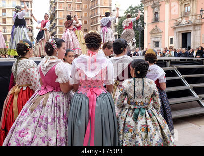 Danse traditionnelle espagnole, Plaza de la Virgen, Valencia, Espagne Banque D'Images