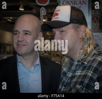 Malmö, Suède. 25Th Nov, 2015. Fredrik Reinfeldt posent pour une photo avec ses fans lors de la signature de son livre. L'ancien Premier ministre suédois Fredrik Reinfeldt, qui a démissionné après avoir perdu l'élection de l'an dernier, vient de publier ses mémoires 'Halvvägs» où il décrit ses expériences personnelles et politiques d'être à l'honneur de la Suède au cours des trente dernières années. © Tommy Lindholm/Pacific Press/Alamy Live News Banque D'Images