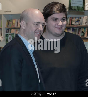 Malmö, Suède. 25Th Nov, 2015. Fredrik Reinfeldt posent pour une photo avec ses fans lors de la signature de son livre. L'ancien Premier ministre suédois Fredrik Reinfeldt, qui a démissionné après avoir perdu l'élection de l'an dernier, vient de publier ses mémoires 'Halvvägs» où il décrit ses expériences personnelles et politiques d'être à l'honneur de la Suède au cours des trente dernières années. © Tommy Lindholm/Pacific Press/Alamy Live News Banque D'Images