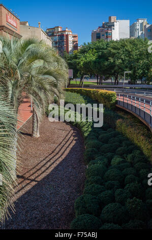 Jardins et toits de l'Hospitalet de Llobregat (banlieue de Barcelone) vue de la Tecla Sala. Banque D'Images