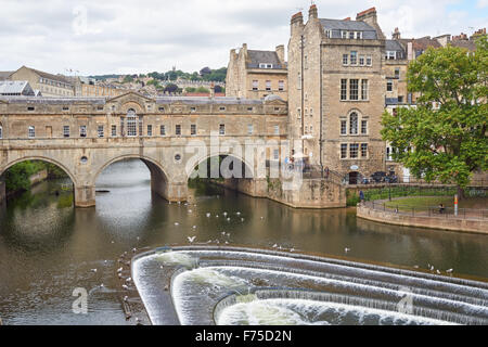 Pulteney Bridge et Pulteney Weir sur la rivière Avon à Bath, Somerset, Angleterre Royaume-Uni UK Banque D'Images