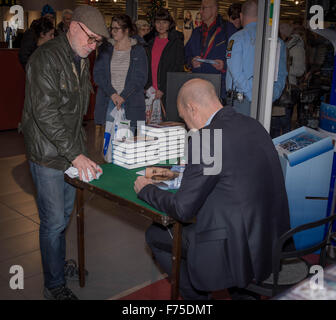 Malmö, Suède. 25Th Nov, 2015. Fredrik Reinfeldt signant son livre. L'ancien Premier ministre suédois Fredrik Reinfeldt, qui a démissionné après avoir perdu l'élection de l'an dernier, vient de publier ses mémoires 'Halvvägs» où il décrit ses expériences personnelles et politiques d'être à l'honneur de la Suède au cours des trente dernières années. © Tommy Lindholm/Pacific Press/Alamy Live News Banque D'Images